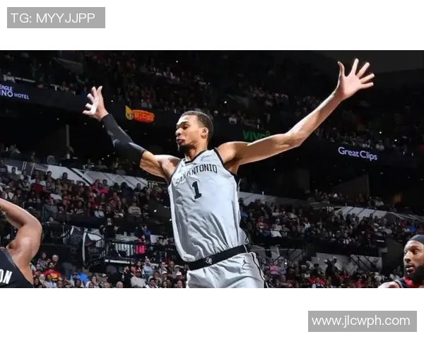 文班亚马首场比赛表现惊艳5次盖帽并成功隔扣字母哥引发热烈讨论