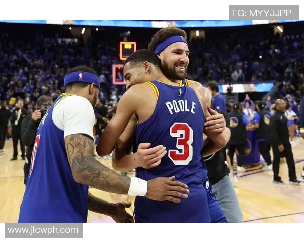 勇士与掘金激战四月二十一日NBA季后赛精彩对决引发球迷热议